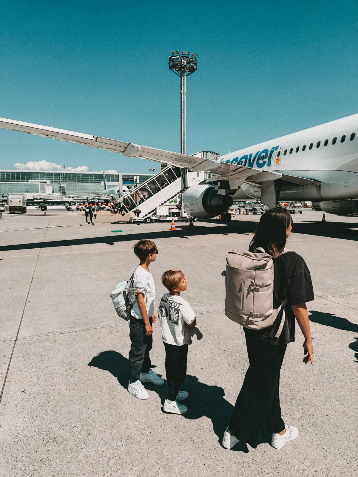 Fliegen mit Kind: Unsere Tipps für entspanntere Familienflüge von Kreta bis zu den Seychellen - kidswelltraveled