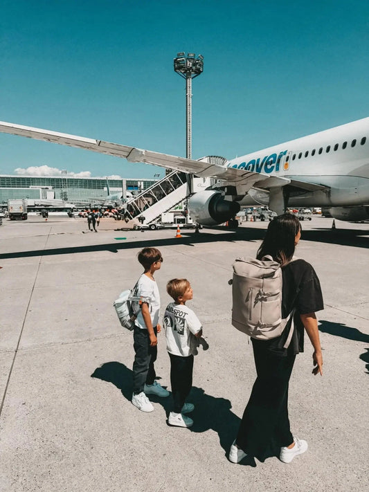 Fliegen mit Kind: Unsere Tipps für entspanntere Familienflüge von Kreta bis zu den Seychellen - kidswelltraveled