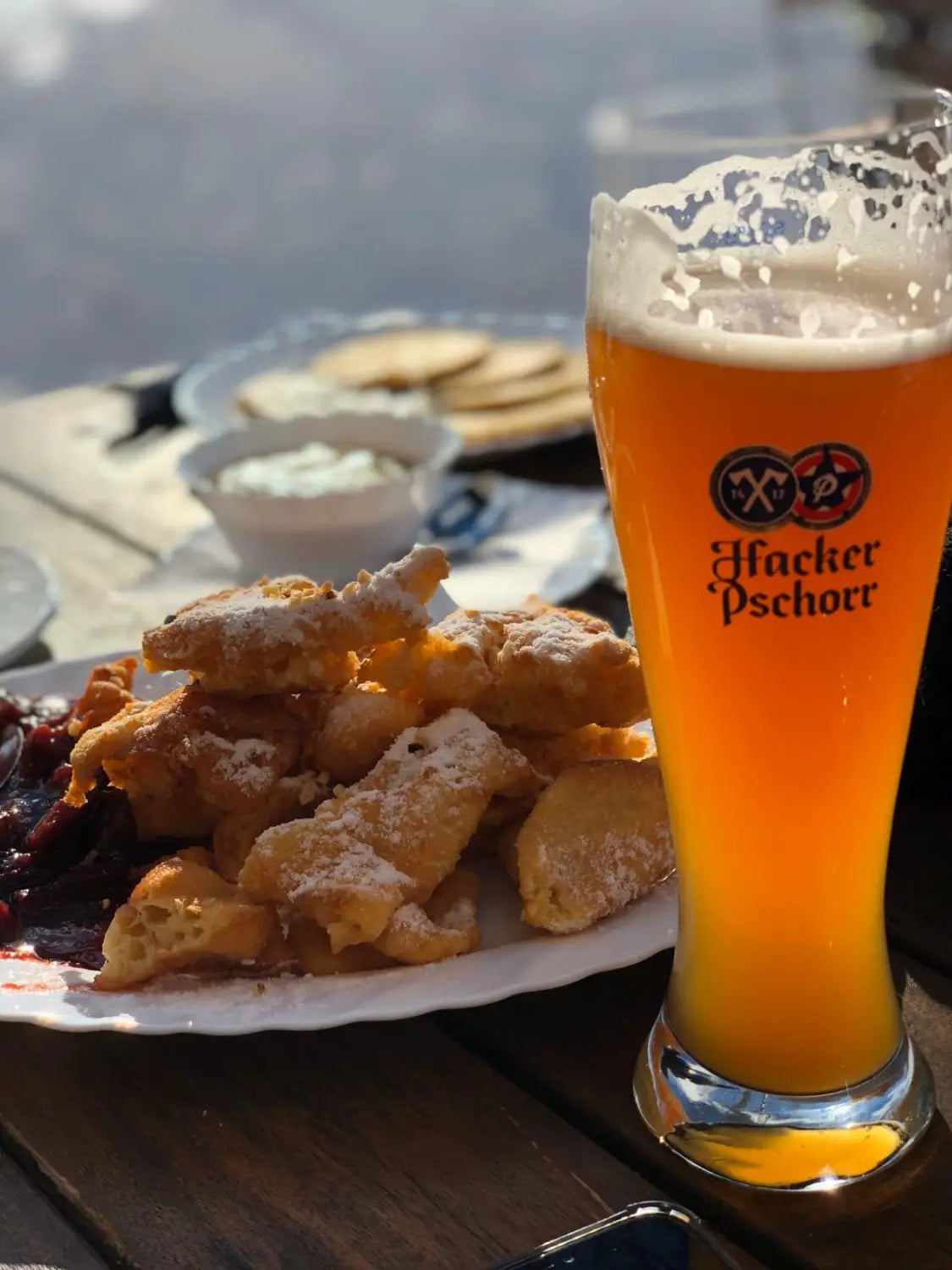 DER TEGERNSEE UND DIE BERGE MIT KIND