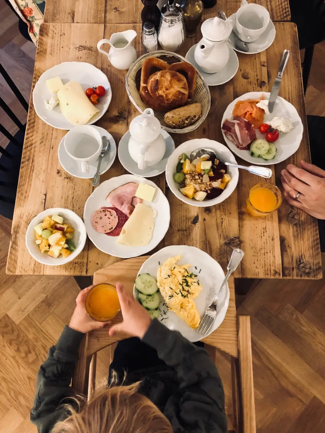 DER TEGERNSEE UND DIE BERGE MIT KIND