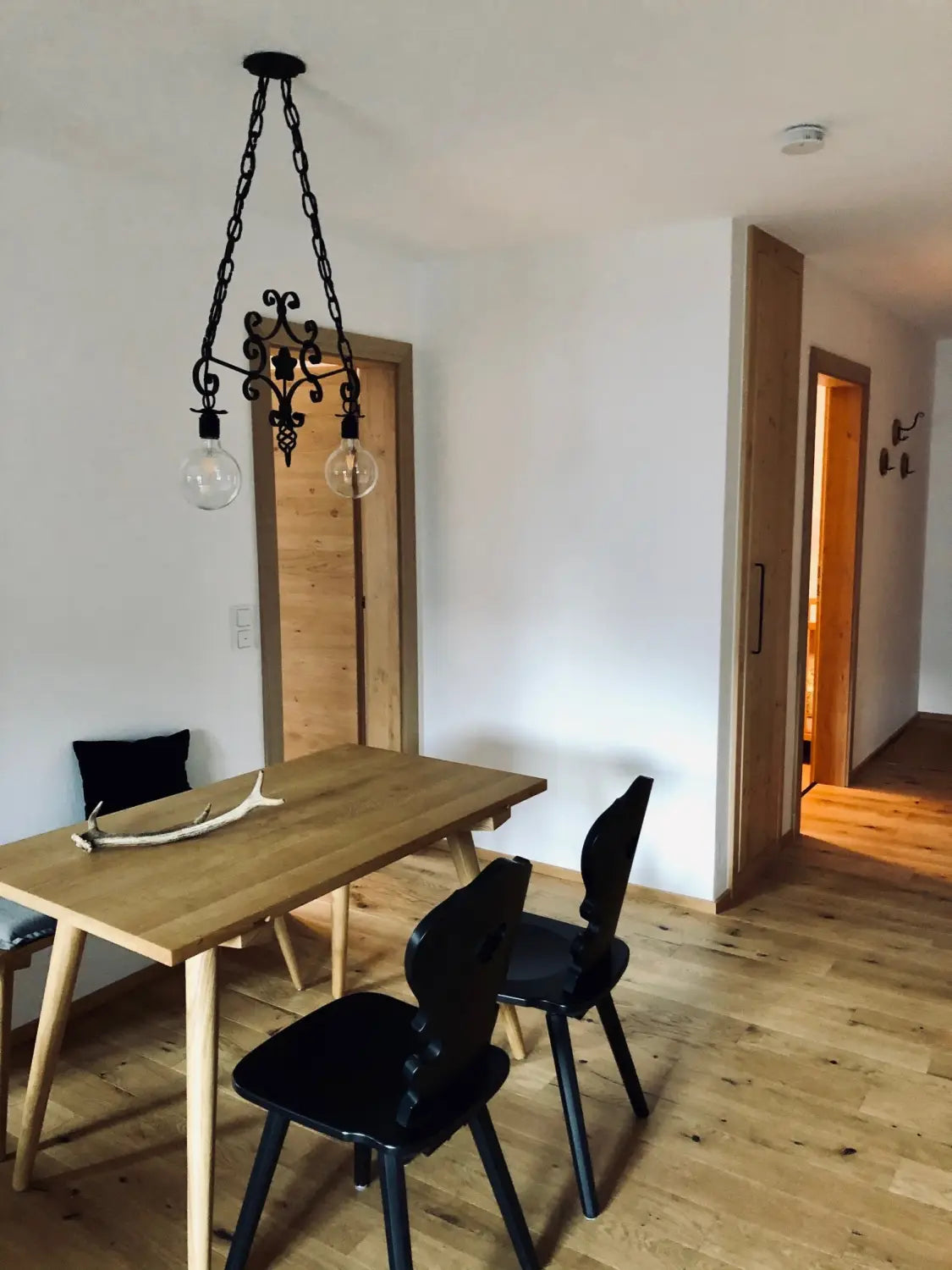 DER TEGERNSEE UND DIE BERGE MIT KIND