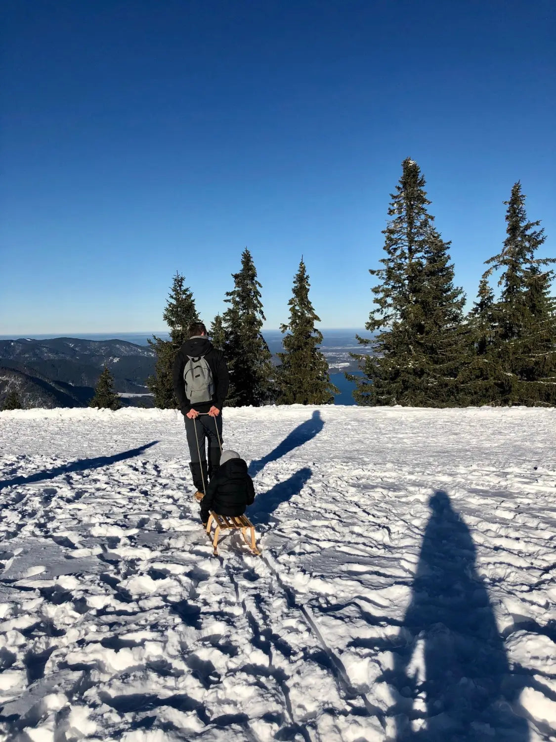 DER TEGERNSEE UND DIE BERGE MIT KIND