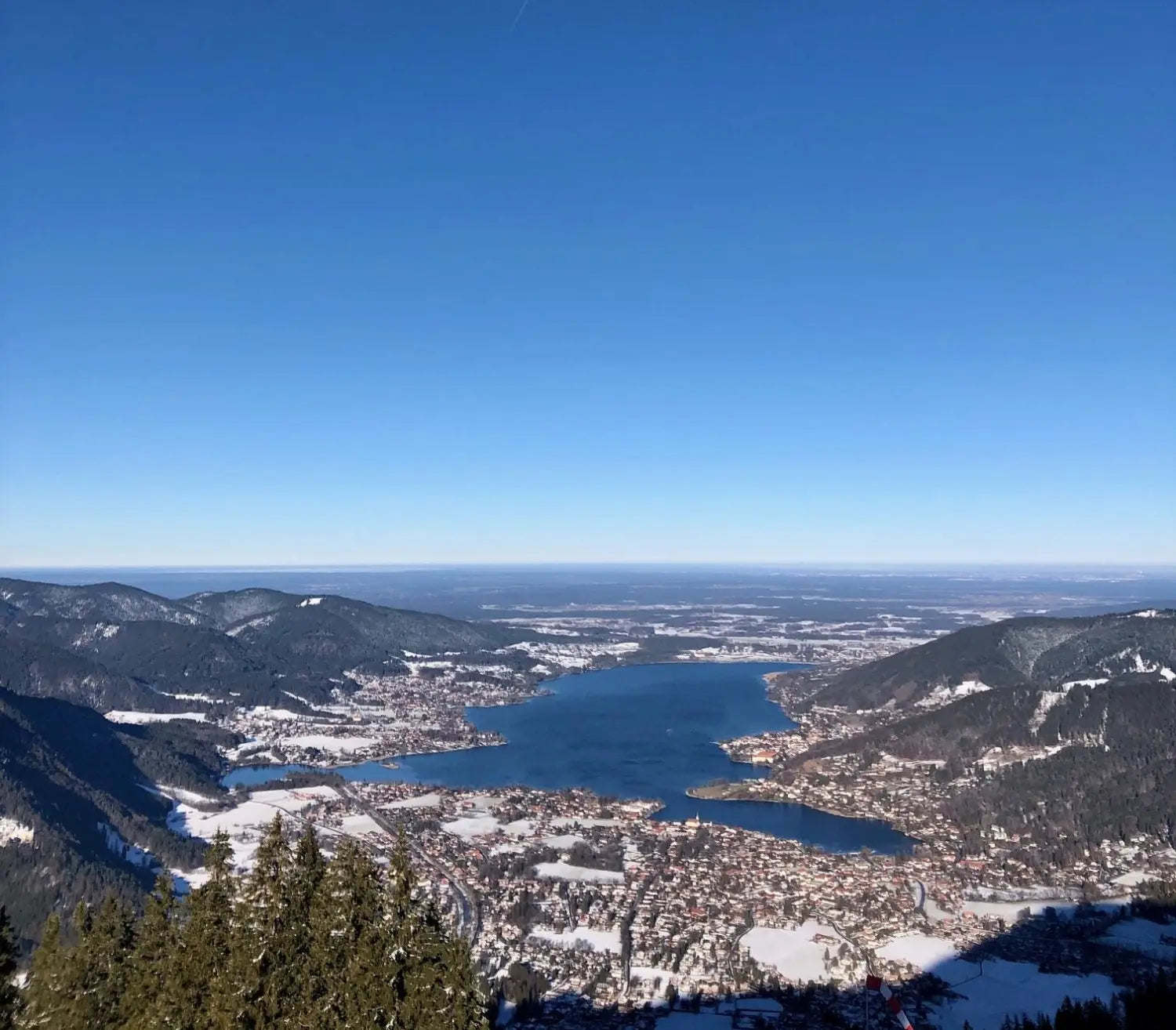 DER TEGERNSEE UND DIE BERGE MIT KIND