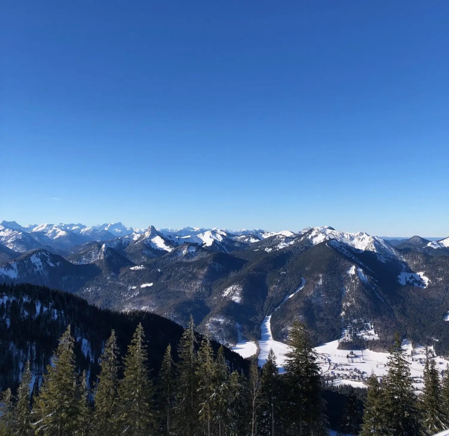 DER TEGERNSEE UND DIE BERGE MIT KIND