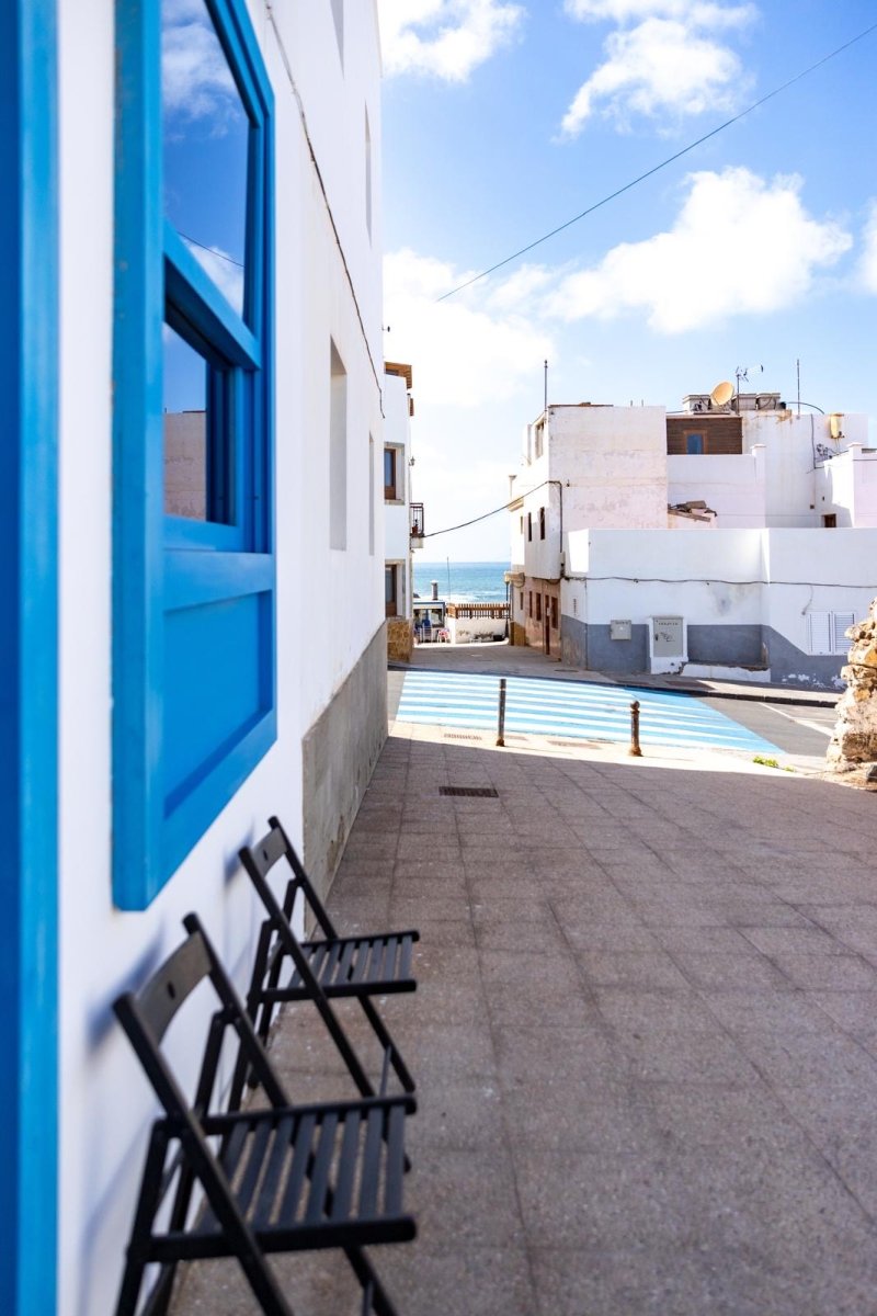 Casa Blue in El Cotillo: Ferienhaus 50 Meter vom Meer auf Fuerteventura – stilvolle, familienfreundliche Reise mit Kindern
