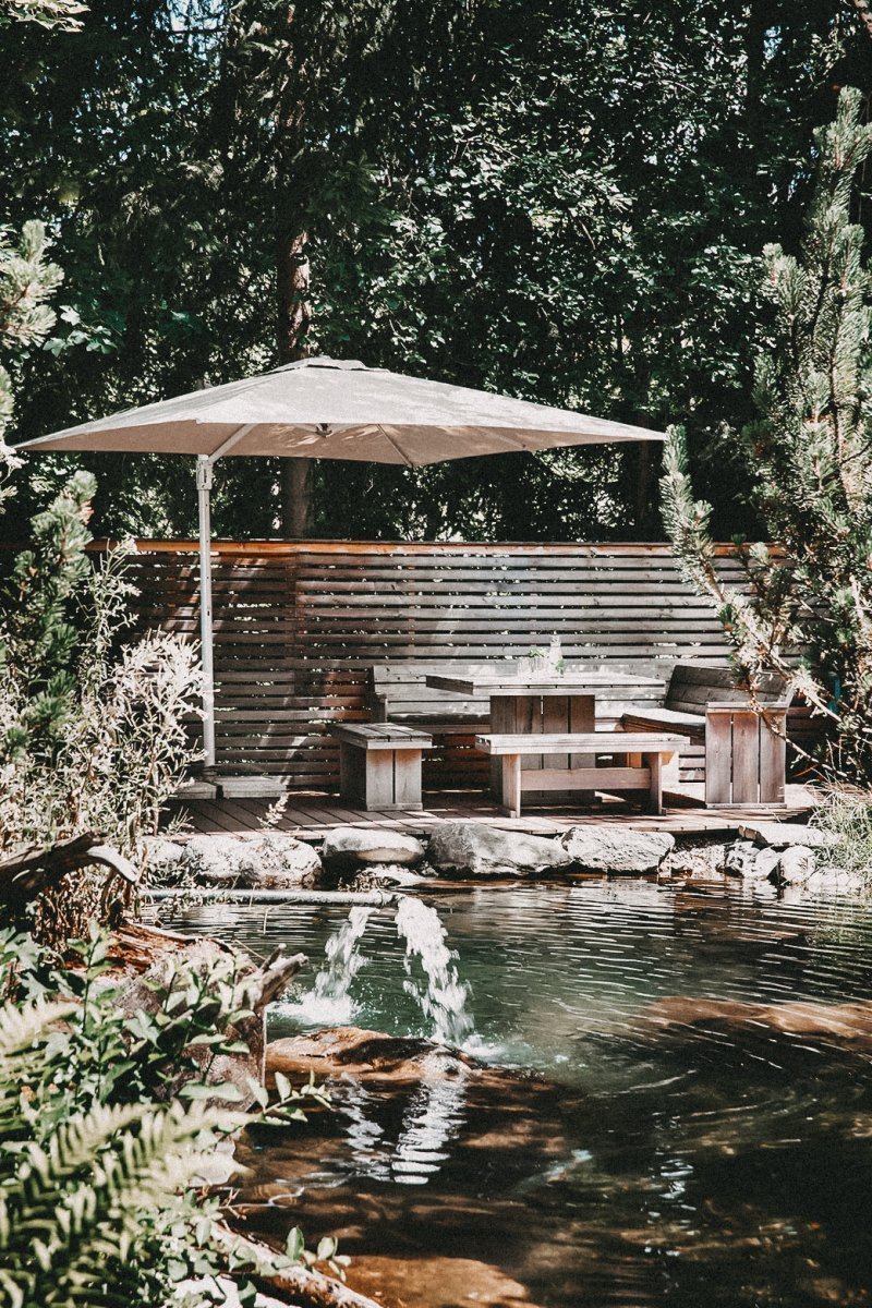 Das Dorf in der Stadt – Chalet Idylle mit Naturbadeteich – stilvolle, familienfreundliche Reise mit Kindern