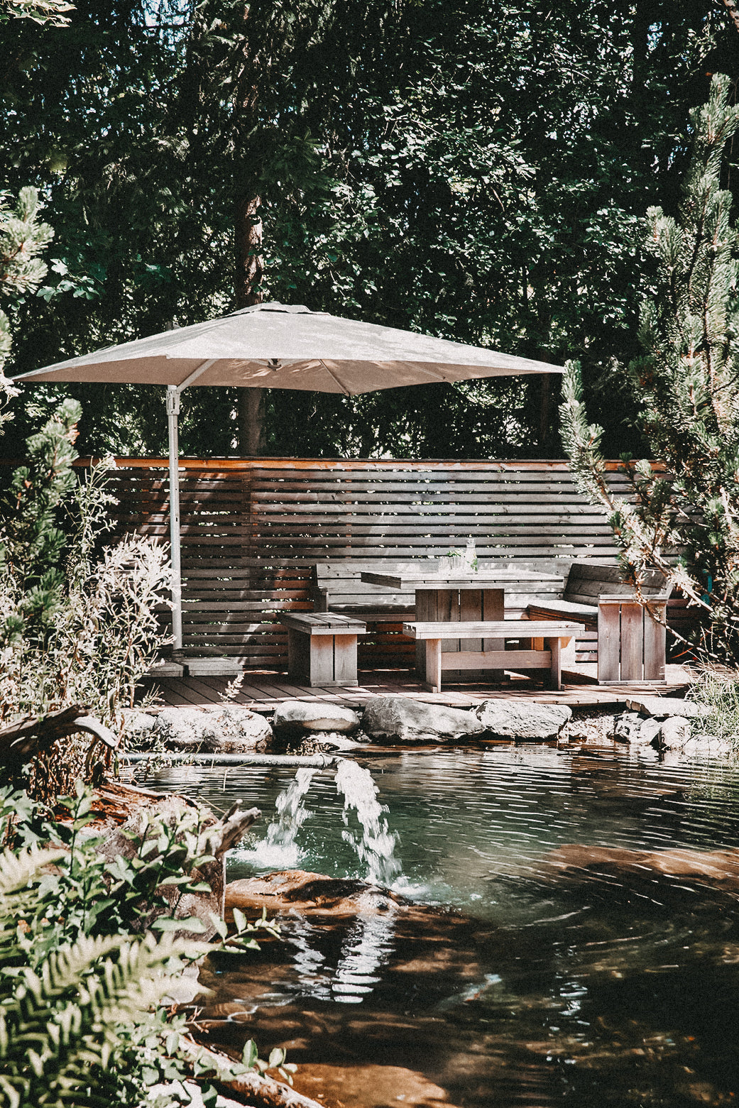Das Dorf in der Stadt – Chalet Idylle mit Naturbadeteich - Lieblingsunterkunft