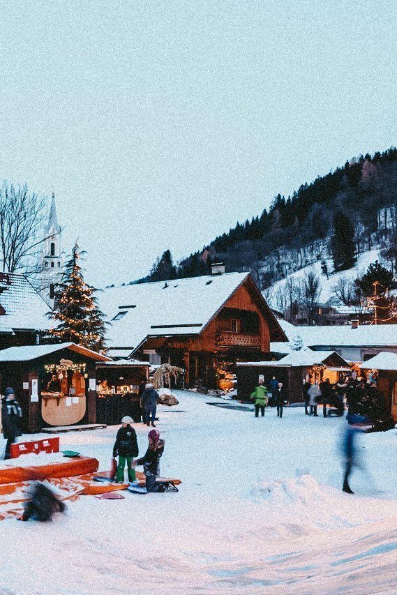 Das Dorf in der Stadt – Chalet Idylle mit Naturbadeteich – stilvolle, familienfreundliche Reise mit Kindern