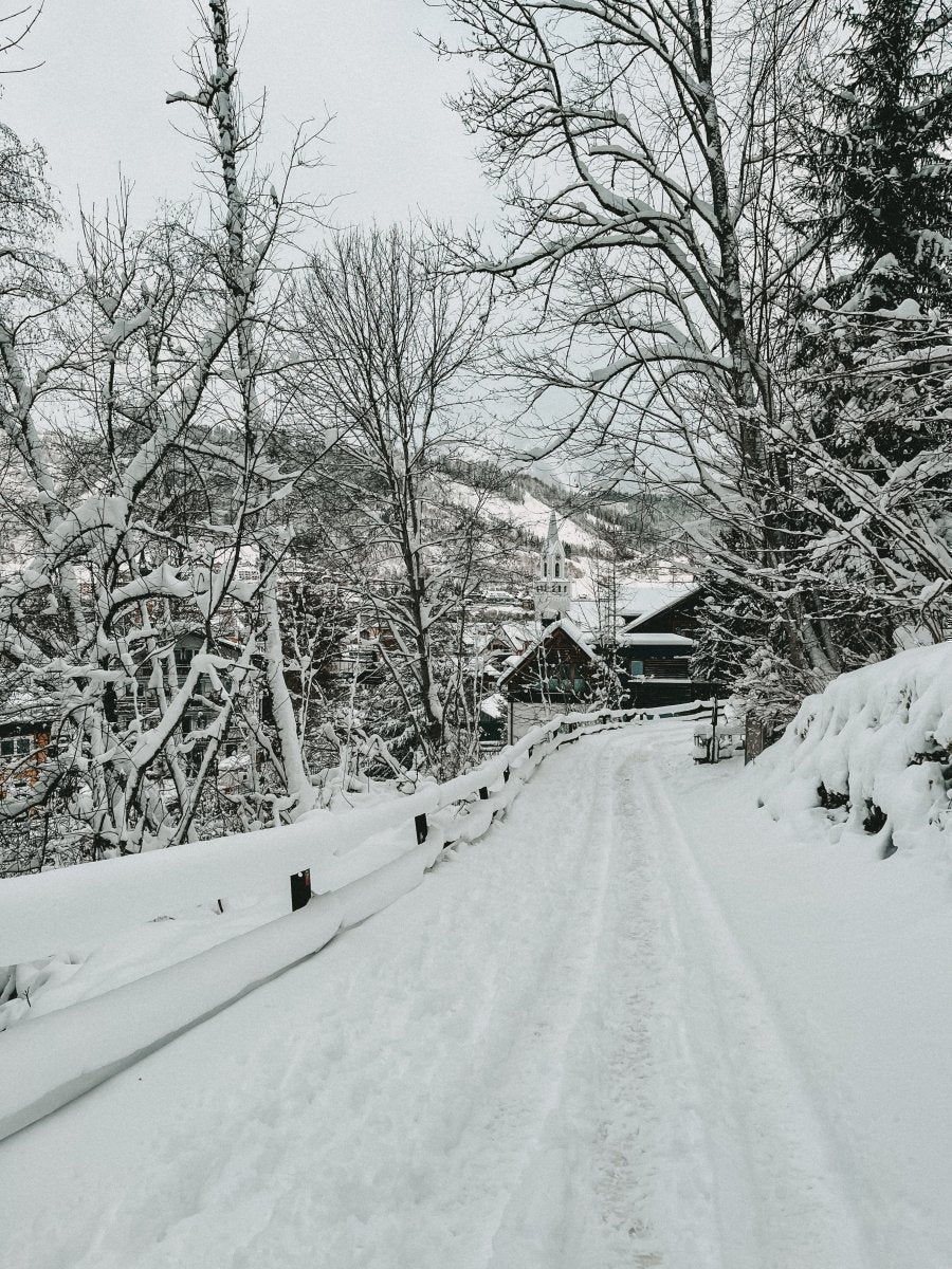 Das Dorf in der Stadt – Chalet Idylle mit Naturbadeteich – stilvolle, familienfreundliche Reise mit Kindern