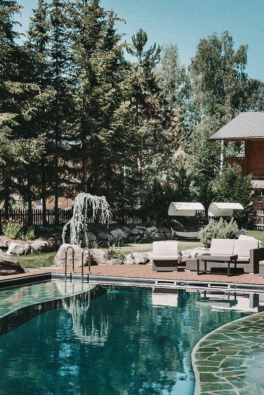Das Dorf in der Stadt – Chalet Idylle mit Naturbadeteich – stilvolle, familienfreundliche Reise mit Kindern