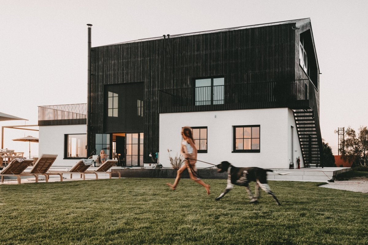 Die Bretterbude in der Steiermark - Design trifft auf Raum für unvergessliche Familienzeit – stilvolle, familienfreundliche Reise mit Kindern