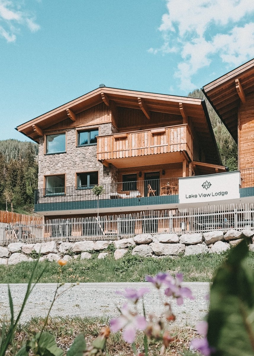 Lake View Lodge Flachau: Familienurlaub zwischen Badesee und Bergen – stilvolle, familienfreundliche Reise mit Kindern