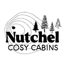 Schwarzes und weißes Logo für Nutchel Cosy Cabins mit dem Markennamen in fetter Schrift, umrissenen topografischen Linien und Silhouetten mehrerer Kiefern über dem Text.