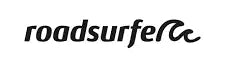 Das Bild zeigt das Roadsurfer-Logo in schwarzer Schrift mit einer stilisierten Welle, die die beiden letzten Buchstaben bildet.