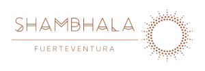 Logo für Shambhala Fuerteventura mit stilisiertem, geometrischem Text und einem kreisförmigen Sonnenaufgangsmuster aus kleinen Punkten auf der rechten Seite. Der Hintergrund ist hellgrau.
