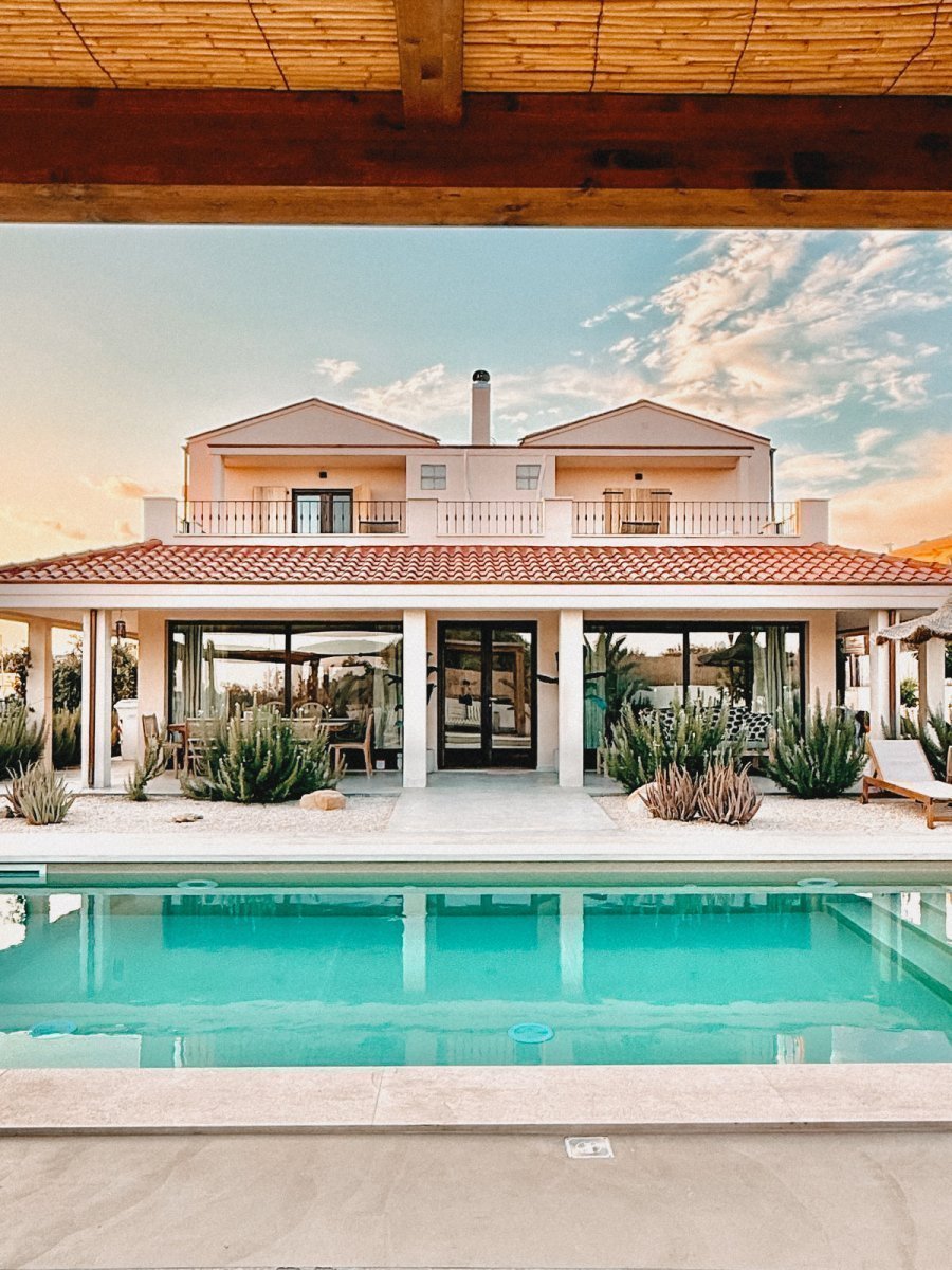 Villa Maillard Sardinien: Luxuriöse Familienvilla mit beheiztem Pool und Meerblick – stilvolle, familienfreundliche Reise mit Kindern