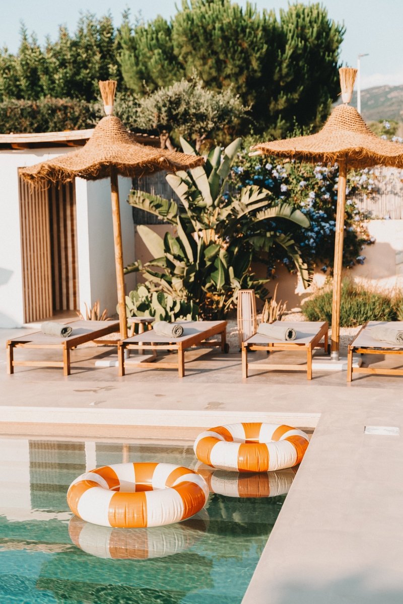 Villa Maillard Sardinien: Luxuriöse Familienvilla mit beheiztem Pool und Meerblick – stilvolle, familienfreundliche Reise mit Kindern