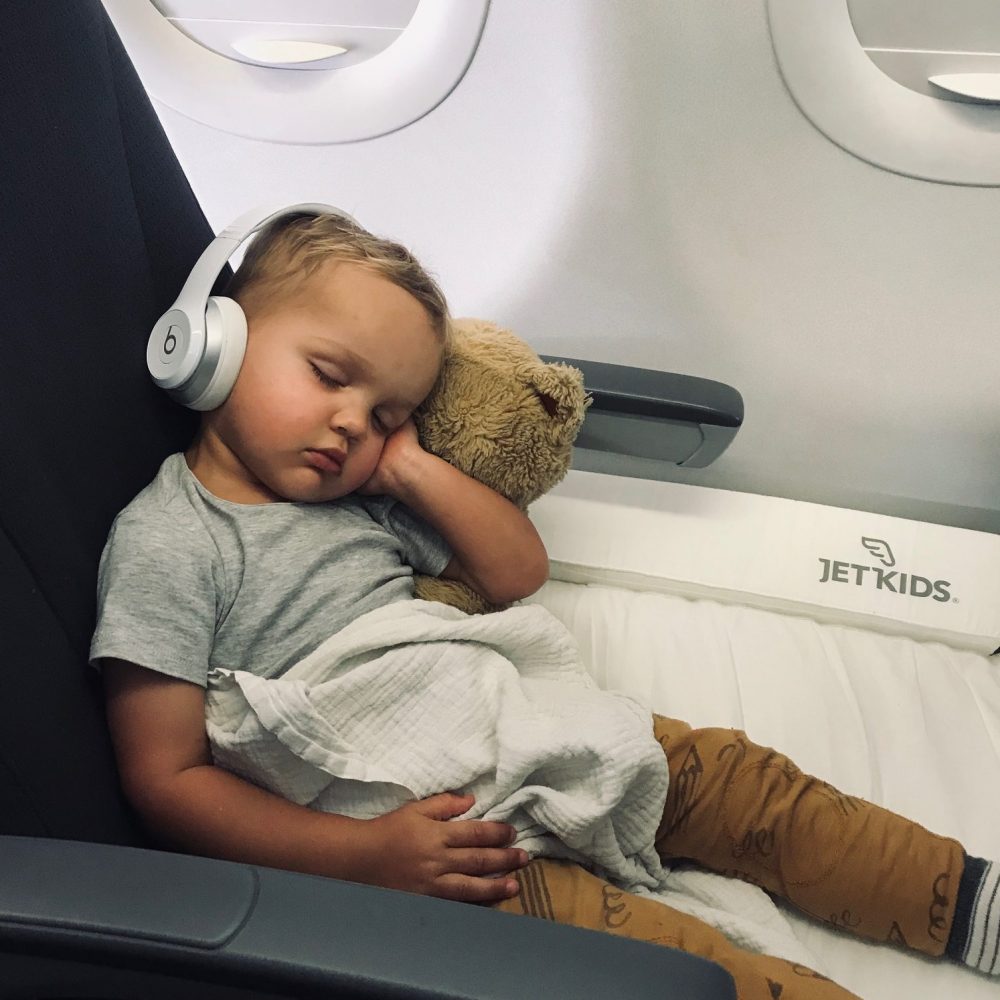 5 TRAVEL ESSENTIALS FOR A FLIGHT WITH KIDS